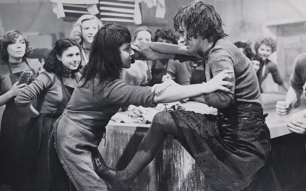 Filmstill aus AU ROYAUME DES CIEUX: Zwei junge Frauen kämpfen miteinander, im Hintergrund einige Beobachterinnen.