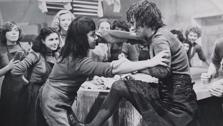 Fillm still from AU ROYAUME DES CIEUX: Two young women fighting with each other, in the background some observers.