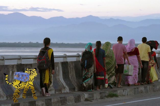 Gruppe von Personen über eine Brücke, hinter ihnen ein gezeichneter Tiger.
