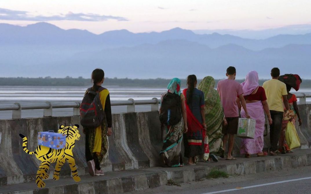 Gruppe von Personen über eine Brücke, hinter ihnen ein gezeichneter Tiger.