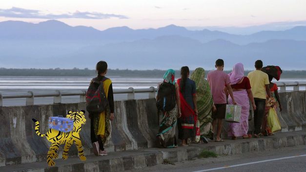 Gruppe von Personen über eine Brücke, hinter ihnen ein gezeichneter Tiger.