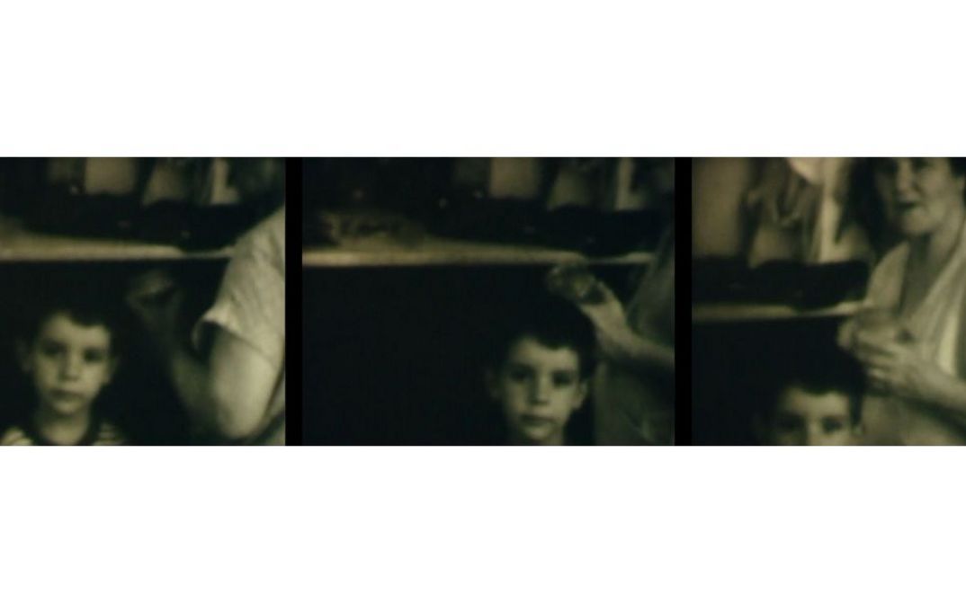 Filmstill aus dem Film „Borrowing a Family Album“ von Tamer El Said. Drei Bilder eines Kinds mit einer erwachsenen Person rechts daneben. Die Bilder unterscheiden sich untereinander wenig.