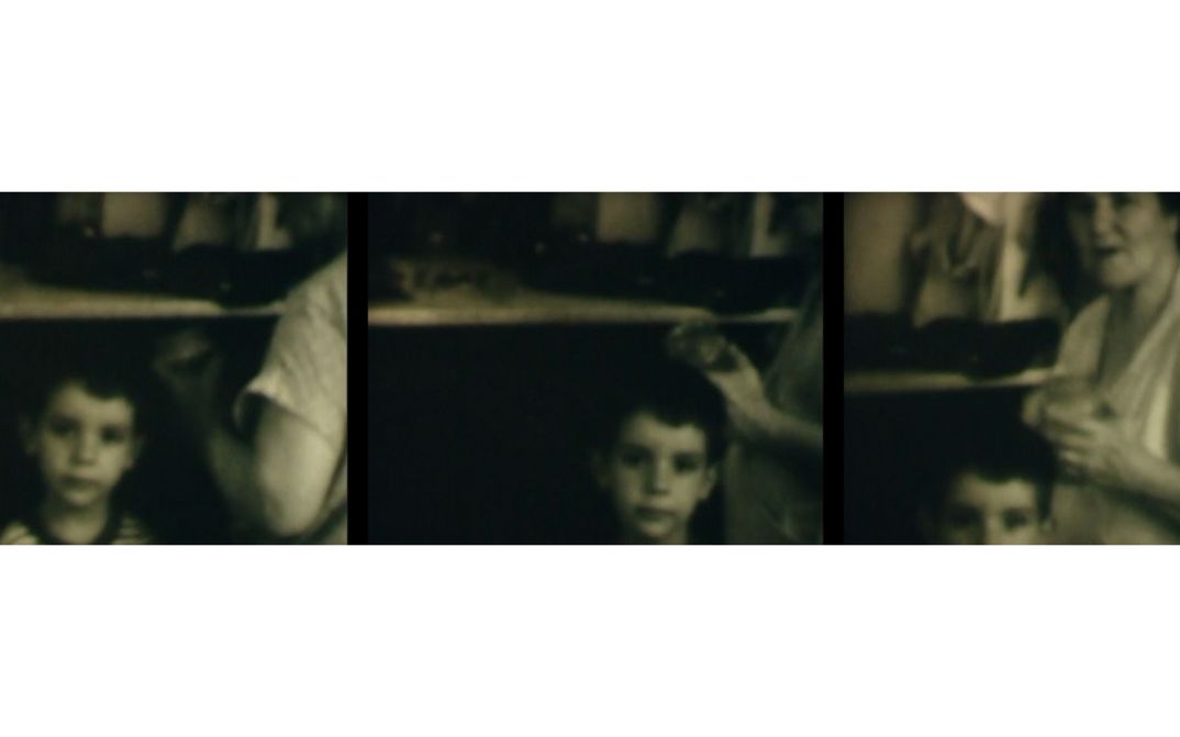 Film still from Tamer El Said’s „Borrowing a Family Album“. Three marginally different pictures next to each other. A child with a grown-up person on its right in slightly different focuses.