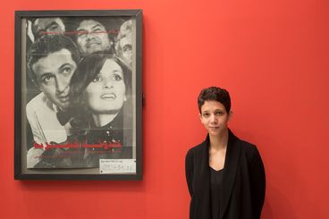 Alia Ayman neben Filmposter