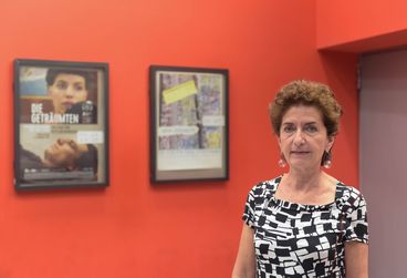 Porträt von Ruth Beckermann vor Filmpostern