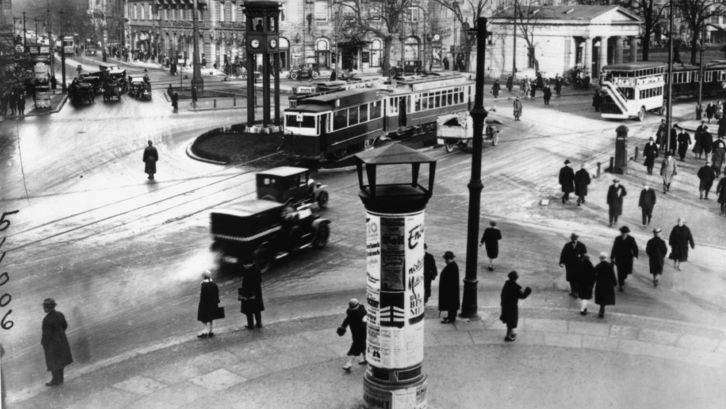 Filmstill aus BERLIN. SINFONIE EINER GROSSTADT: Man sieht den Potsdamer Platz in Berlin in den 1920er Jahren, mit Straßenbahnen, Autos und Passanten.