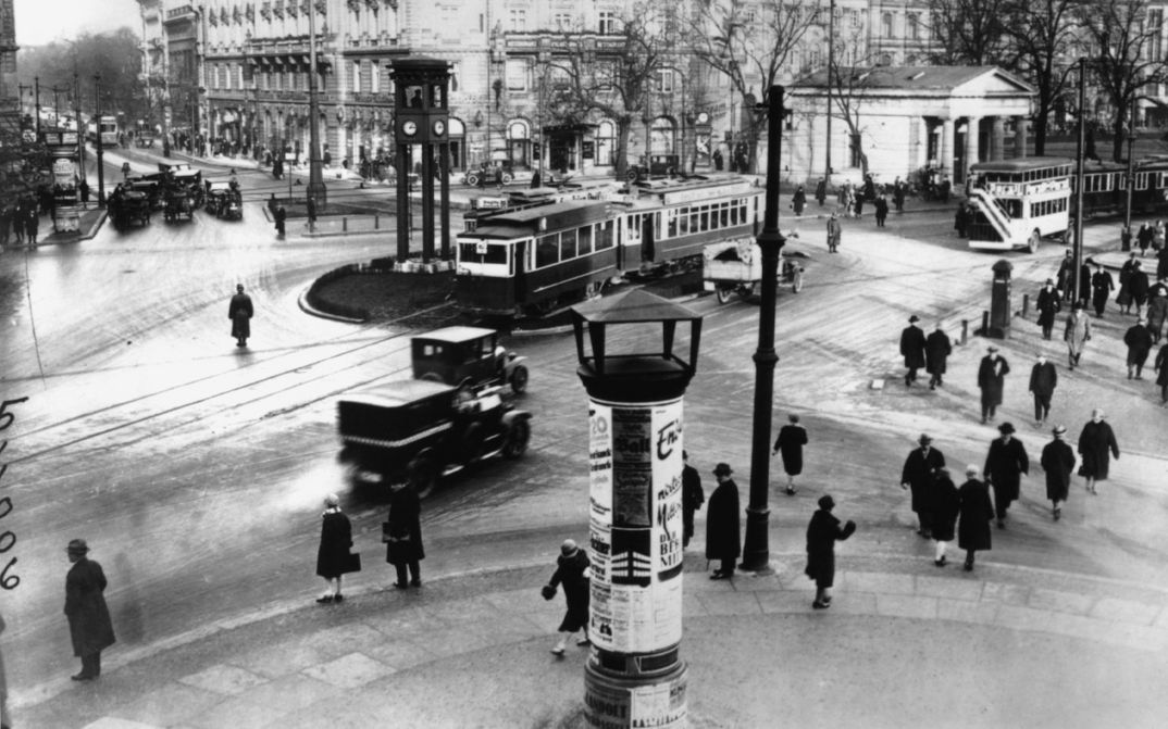 Filmstill aus BERLIN. SINFONIE EINER GROSSTADT: Man sieht den Potsdamer Platz in Berlin in den 1920er Jahren, mit Straßenbahnen, Autos und Passanten.