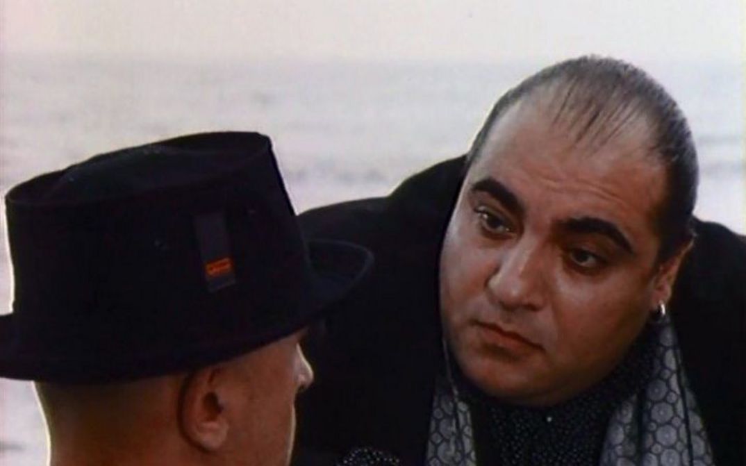 Filmstill aus MENSCHEN ZWEITER KLASSE: Zwei Männer im Gespräch.