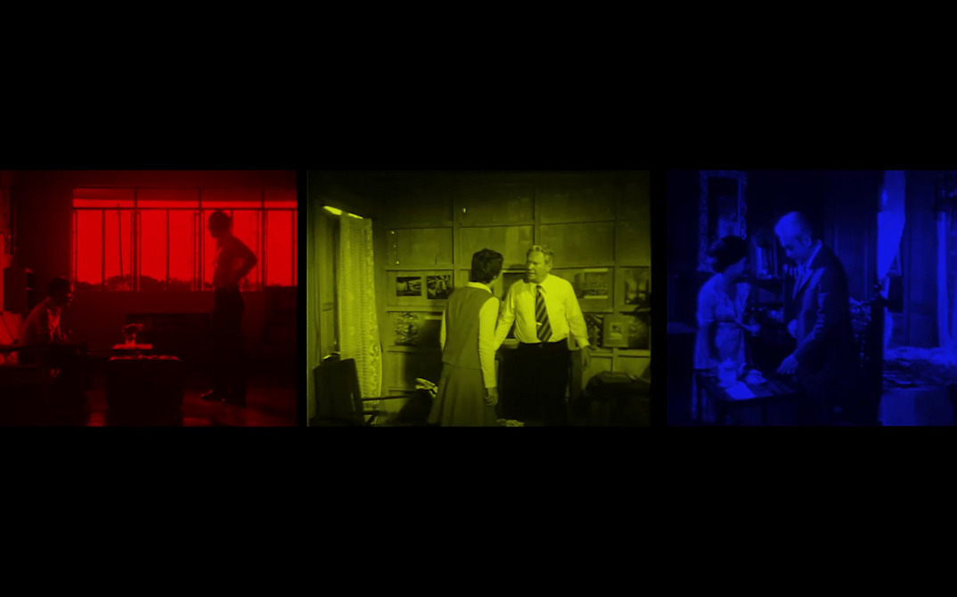 Dreiteiliges Filmstill in rot, gelb und blau aus ANARCHIST: Zwei Personen in einem Wohnzimmer; ein Mann und eine Frau, die miteinander reden und ein Mann und eine Frau in einem Zimmer, vor ihnen Teekanne und Tassen.