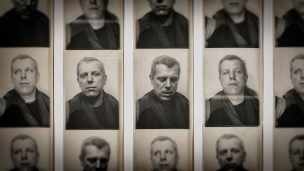 Mehrere passfotoartige Porträts derselben Person in Reihen angeordnet.