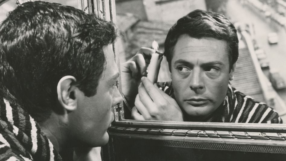 Filmstill aus L'ASSASSINO: Marcello Marcello betrachtet sich im Spiegel.