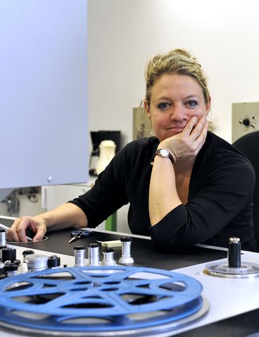 Nina Menkes am Schneidetisch