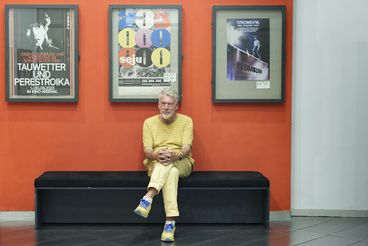 Porträt von Artemy Troitsky vor Filmpostern