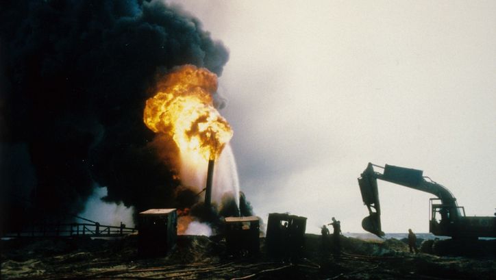 Filmstill aus LEKTIONEN IN FINSTERNIS: Man sieht eine brennende Ölquelle und dichten, schwarzen Rauch.