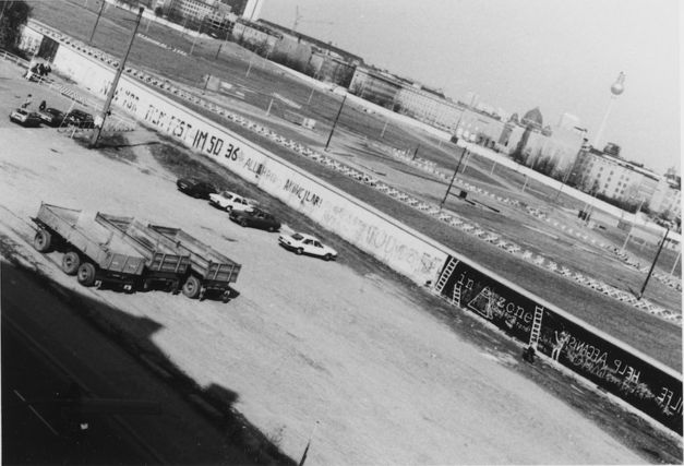 Fotografie: Eine Fotografie von 1976 von der Berliner Mauer und dem Todesstreifen, aufgenommen in West-Berlin.