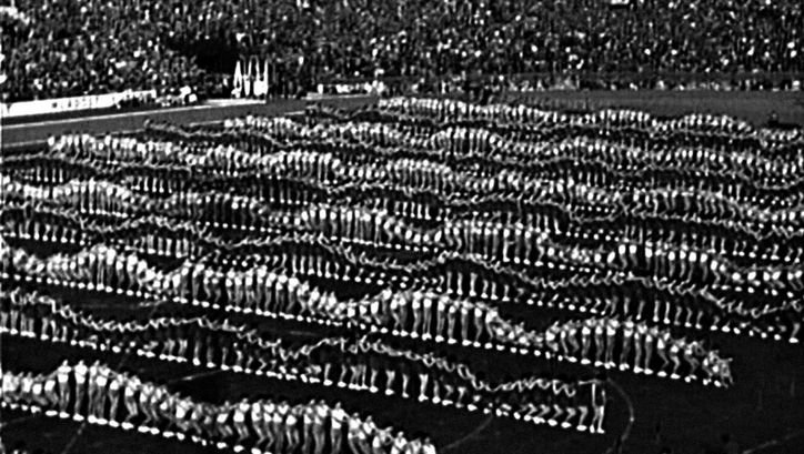 Filmstill aus YUGOSLAVIA, HOW IDEOLOGY MOVED OUR COL- LECTIVE BODY