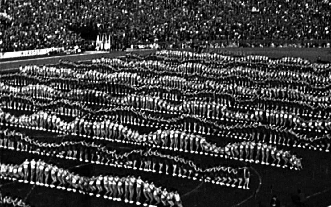 Filmstill aus YUGOSLAVIA, HOW IDEOLOGY MOVED OUR COL- LECTIVE BODY