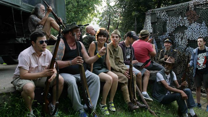 Filmstill aus „ÎMI ESTE INDIFERENT DACĂ ÎN ISTORIE VOM INTRA CA BARBARI“ („I Do Not Care, If We Go Down In History As Barbarians“