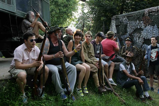 Filmstill aus „ÎMI ESTE INDIFERENT DACĂ ÎN ISTORIE VOM INTRA CA BARBARI“ („I Do Not Care, If We Go Down In History As Barbarians“