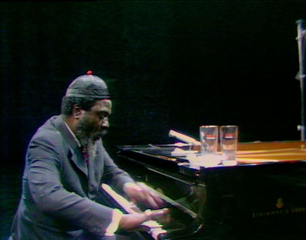 Filmstill aus „Rewind & Play“. Eine Video-Aufnahme. Man sieht in Thelonious Monk in einem Fernsehstudio Klavier spielen.