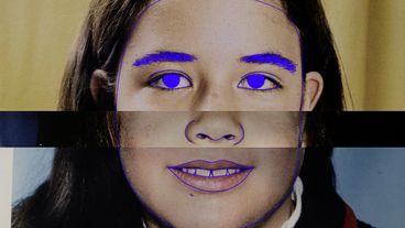 Eine Collage aus drei Gesichtern, die zusammen ein Gesicht ergeben. Das Gesicht wird von einer feinen, kräftigen blauen Linie umrandet.