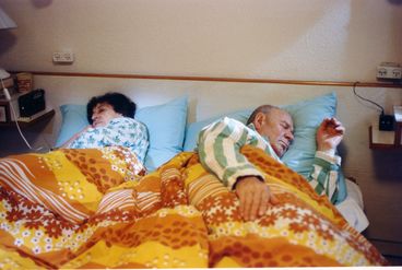 HABEHIRA VEHAGORAL (WAHL UND SCHICKSAL) von Tsipi Reibenbach. Ein Ehepaar liegt von einander abgewendet im Bett.