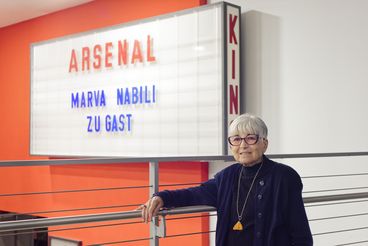 Porträt von Marva Nabili vor der Leuchtanzeige mit ihrem Namen