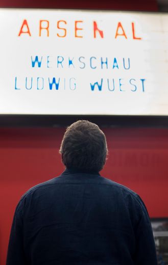 Ludwig Wüst vor Marquee Werkschau Ludwig Wüst