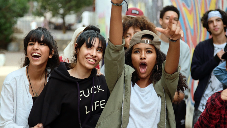 Filmstill aus CASABLANCA BEATS. Eine Gruppe junger Menschen lachen und jubeln.