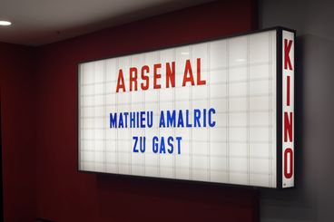 Leuchtanzeige mit Schriftzug "Mathieu Amalric zu Gast"