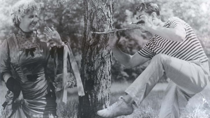 Filmstill aus PARTIE DE CAMPAGNE: Ein Mann und eine Frau in ausgelassener Stimmung in einem Park. 