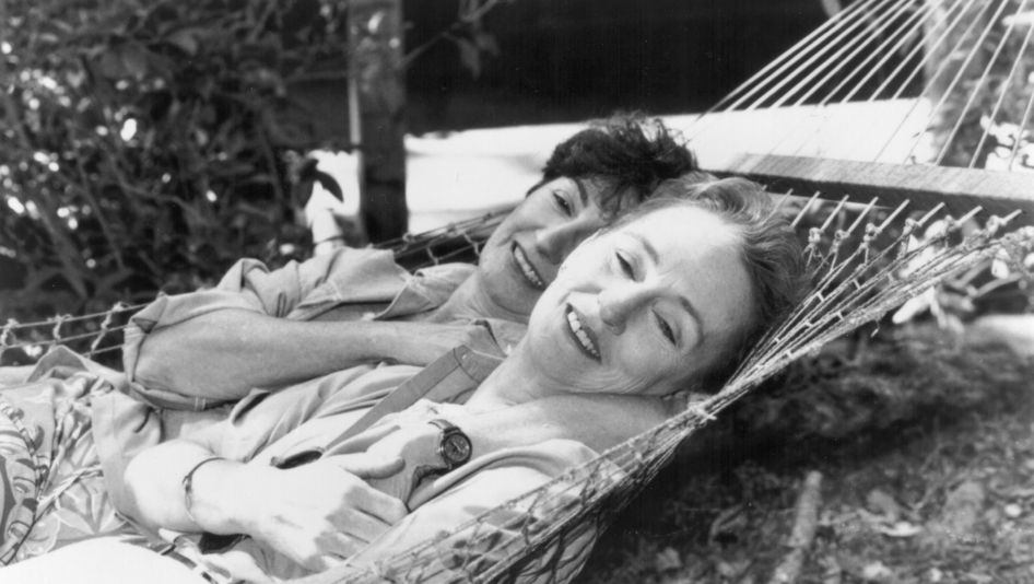 Filmstill aus MURDER and murder: Zwei Frauen liegen in einer Hängematte.