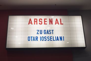 Leuchtkasten mit Aufschrift Zu Gast Otar Iosseliani