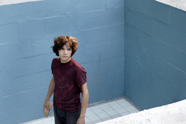 Filmstill aus PINGPONG: Ein Teenager steht in einem leeren Pool.