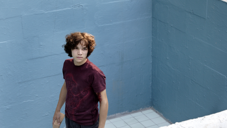 Filmstill aus PINGPONG: Ein Teenager steht in einem leeren Pool.