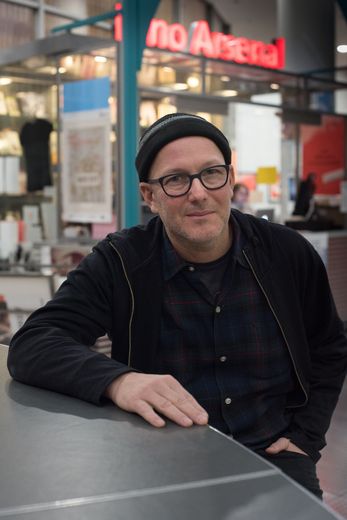 Porträt von Bill Morrison vor Kassenhaus