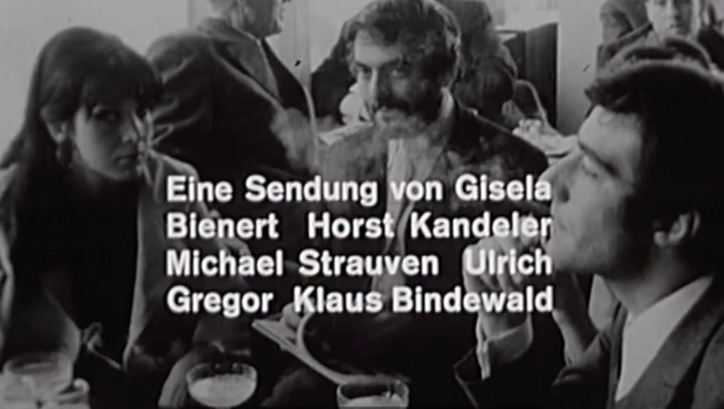 Filmstill aus WIE JUNG IST DER JUNGE DEUTSCHE FILM: Mehrere Menschen sitzen in einem Lokal. Über das Bild der Schriftzug der Fernsehausstrahlung.