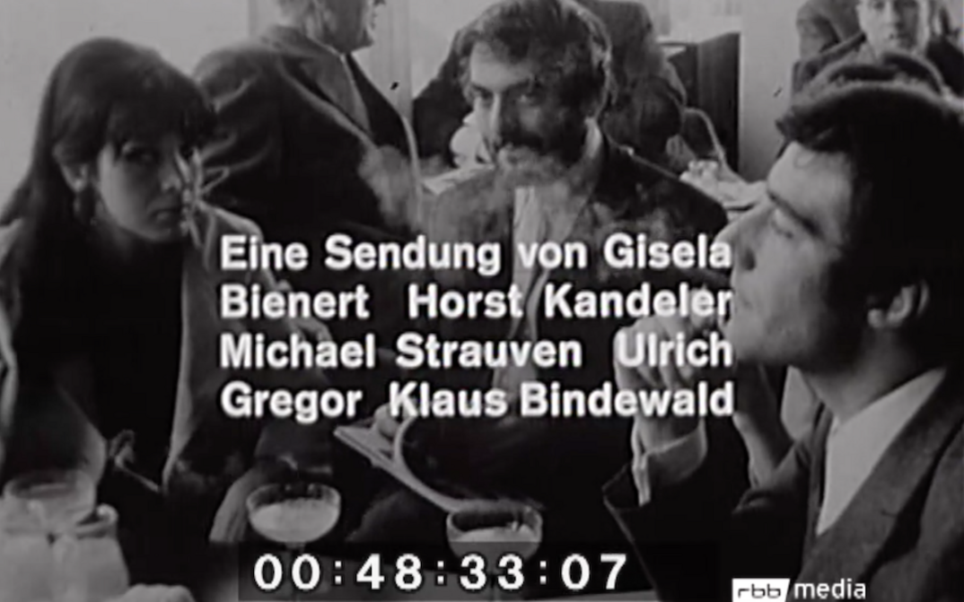 Filmstill aus WIE JUNG IST DER JUNGE DEUTSCHE FILM: Mehrere Menschen sitzen in einem Lokal. Über das Bild der Schriftzug der Fernsehausstrahlung.