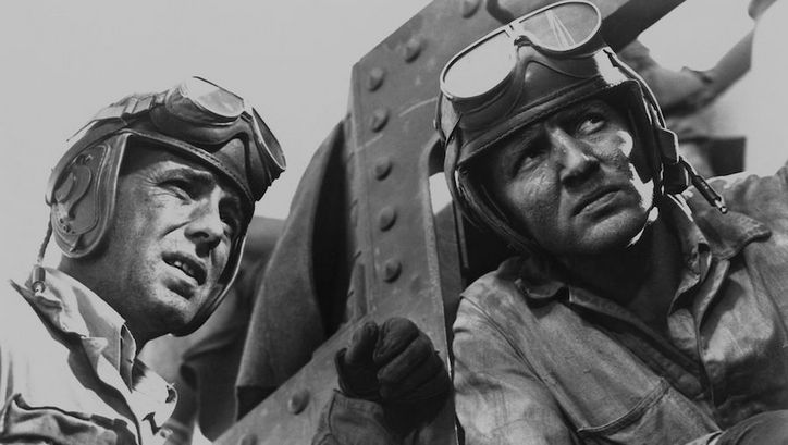 Filmstill aus SAHARA: Zwei Piloten in und neben einem kleinen Flugzeug.