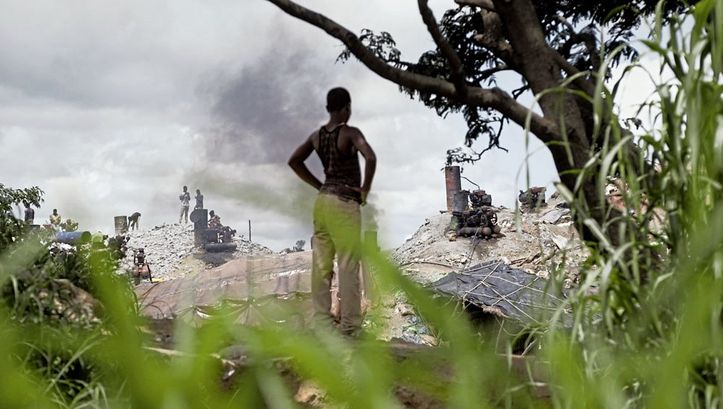 Still from the film „Or de vie“ by Boubacar Sangaré. It shows the surface part of a gold prospector