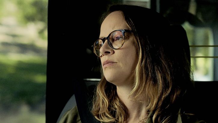 Filmstill from "Cidade Rabat" by Susana Nobre. A woman looks pensively out of the window of a car.