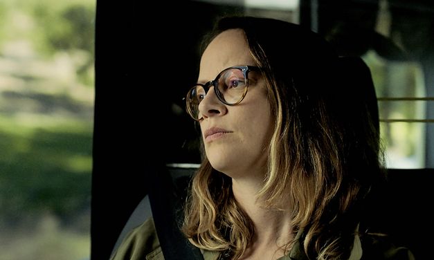 Filmstill from "Cidade Rabat" by Susana Nobre. A woman looks pensively out of the window of a car.