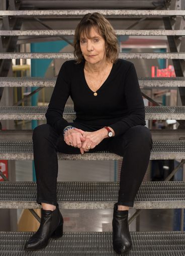 Bette Gordon auf Treppenstufen