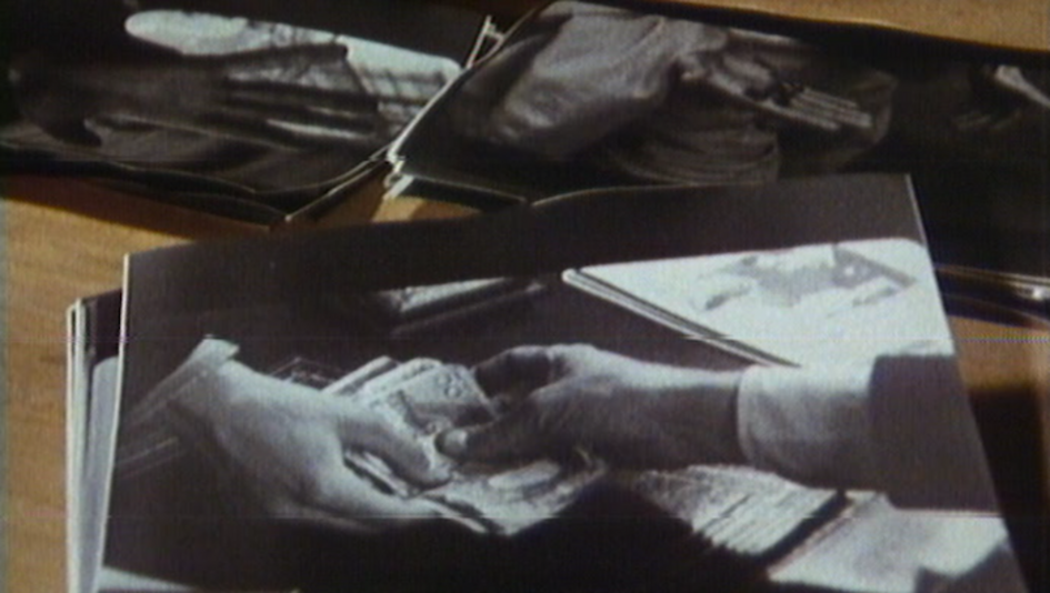 Filmstill aus "L'ARGENT" VON BRESSON: Auf einem Tisch liegen mehrere Stills aus dem Film "L'argent".