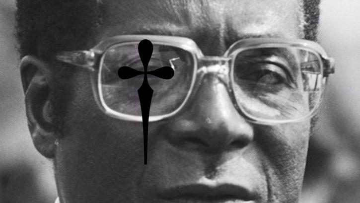 Filmstill aus dem Film „The early rain which washes away the chaff before the spring rains“ von Heiko-Thandeka Ncube. Ein schwarz-weiß-Portrait einer Person mit Brille. Über das rechte Auge wurde digital ein schwarzes abgerundetes Kreuz gelegt.