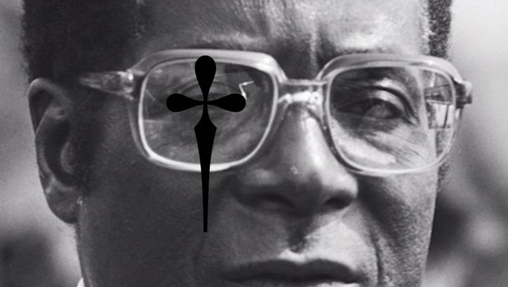 Filmstill aus dem Film „The early rain which washes away the chaff before the spring rains“ von Heiko-Thandeka Ncube. Ein schwarz-weiß-Portrait einer Person mit Brille. Über das rechte Auge wurde digital ein schwarzes abgerundetes Kreuz gelegt.