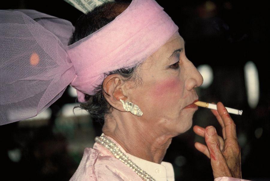 Das Medium Ah Swan verkörpert den Nat U Myin Kyaw “Mr Famous” und raucht