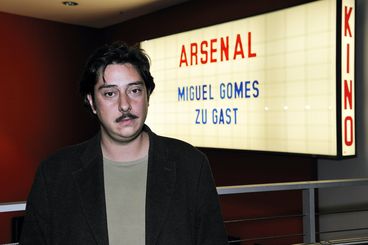 Miguel Gomes vor Leuchtkasten 