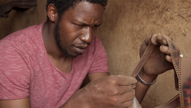 Filmstill aus AU CIMETIÈRE DE LA PEL­LICULE von Thierno Souleymane Diallo