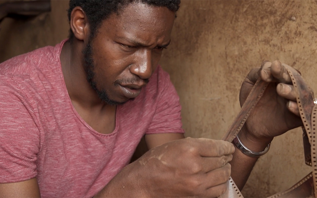 Filmstill aus AU CIMETIÈRE DE LA PEL­LICULE von Thierno Souleymane Diallo
